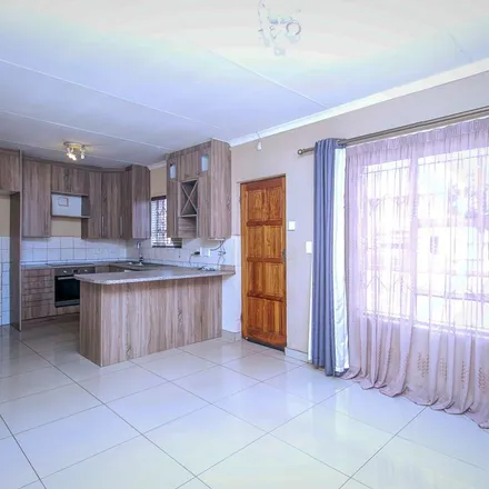 Image 2 - Boundary Road, Illovo, Rosebank, 2196, South Africa - Townhouse for rent