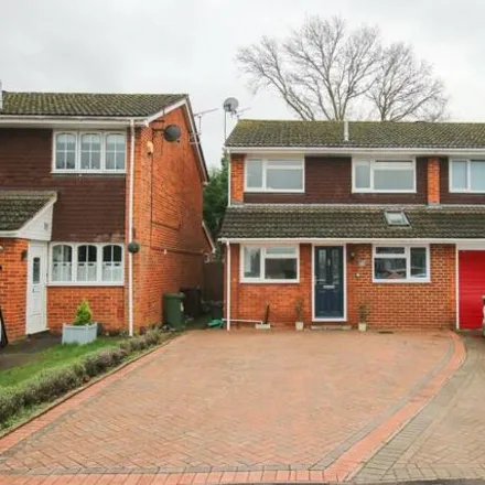 Buy this 3 bed duplex on Wild Briar in Finchampstead, RG40 4UL