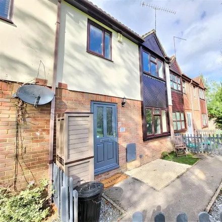 Rent this 2 bed house on Orchard Close in Wokingham, RG40 2EP