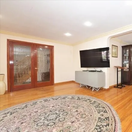Image 6 - 77-41 167th Street, New York, NY 11366, USA - House for sale
