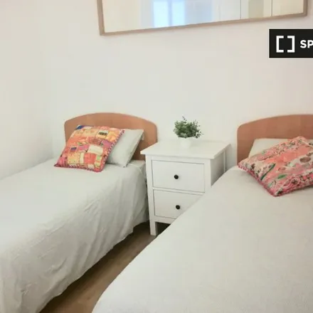 Rent this 3 bed room on Calle Arquitecto José Rebollo Dicenta in 14002 Córdoba, Spain