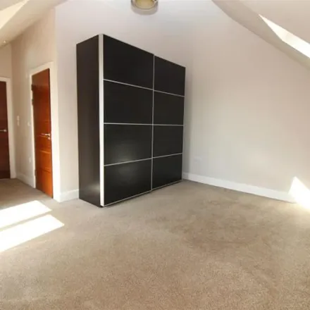 Image 4 - Manor Road, Grange Hill, Chigwell, IG7 5PR, United Kingdom - Apartment for rent