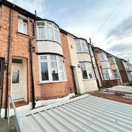 Rent this 3 bed townhouse on Talbot Road in Luton, LU2 7RA