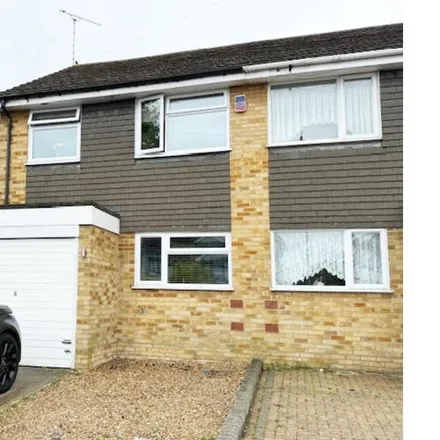 Rent this 3 bed duplex on Mountdale Gardens in Leigh on Sea, SS9 4AP