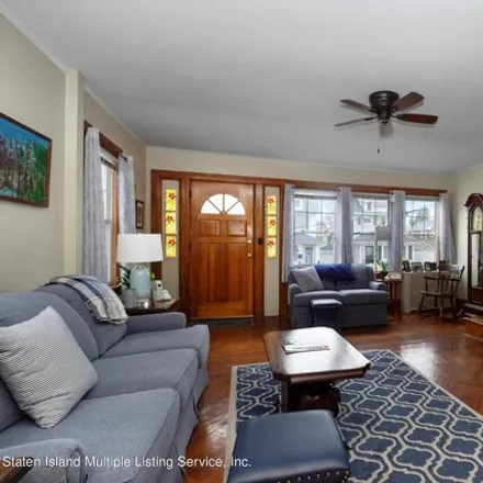 Image 3 - 18 Jones Place, New York, NY 10310, USA - House for sale