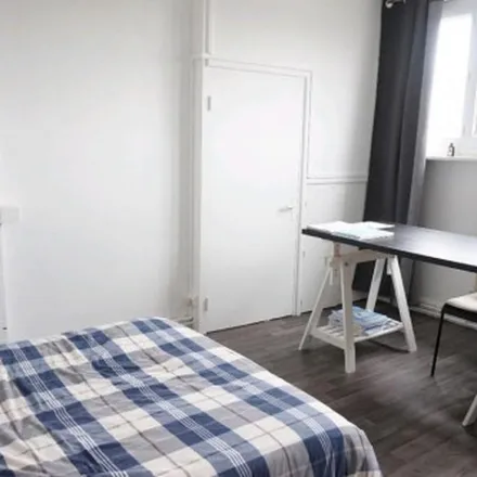 Rent this 3 bed apartment on 98 Avenue de Bretagne in 59160 Lille, France