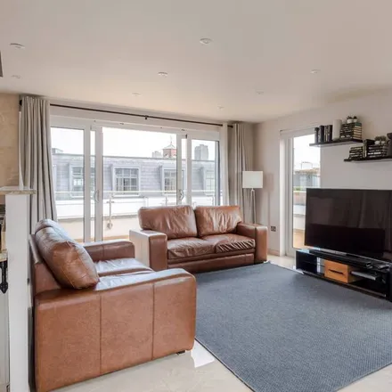Rent this 4 bed apartment on EC1R