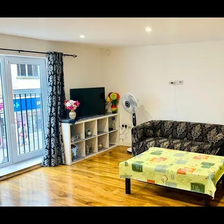 Rent this 2 bed apartment on MM Hair & Beauty in High Street, London