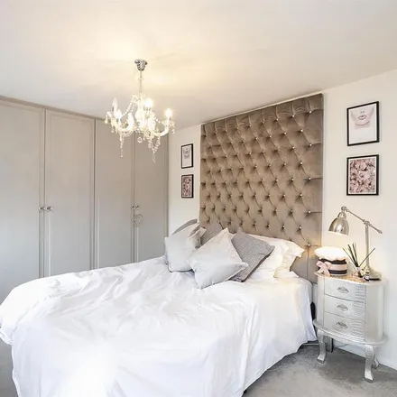 Rent this 2 bed duplex on Latchingdon Gardens in London, IG8 8EA