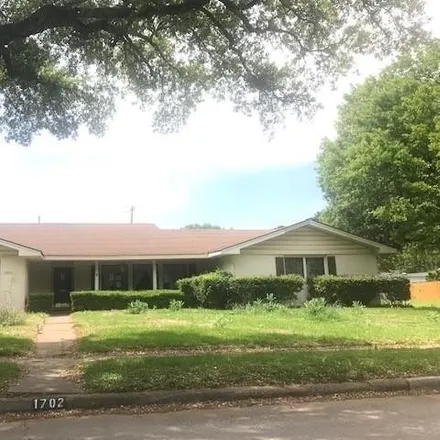 Buy this 3 bed house on 1680 Bayou Drive in Shreveport, LA 71105