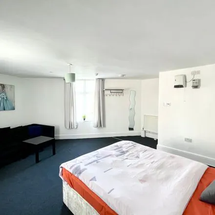 Image 3 - Stringes Lane, Willenhall, WV13 1LW, United Kingdom - Apartment for rent