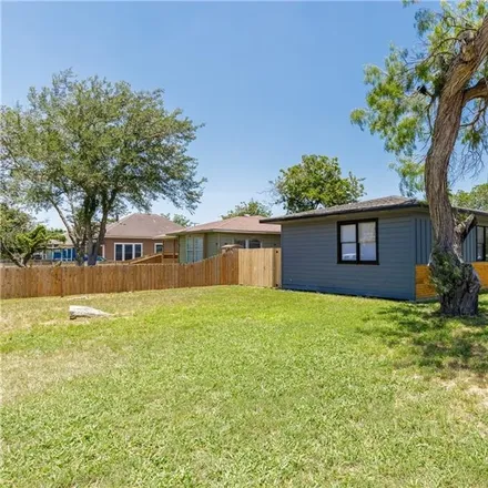 Image 2 - 721 South 8th Street, Kingsville, TX 78363, USA - House for sale