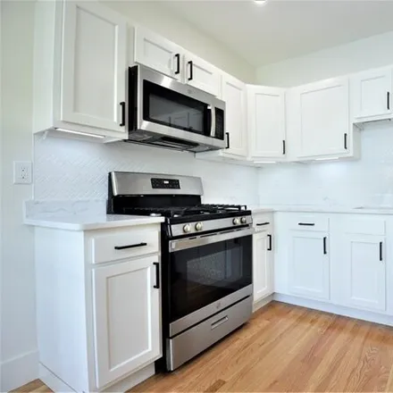 Image 2 - 15 Justin Road, Boston, MA 02135, USA - Townhouse for rent