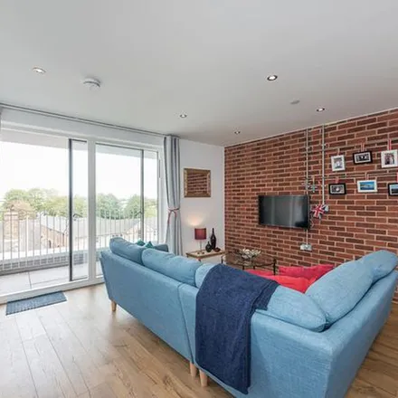 Rent this 3 bed apartment on Station Road in North Watford, WD17 1TX