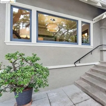 Image 2 - 5274 Lawton Avenue, Oakland, CA 94609, USA - House for rent