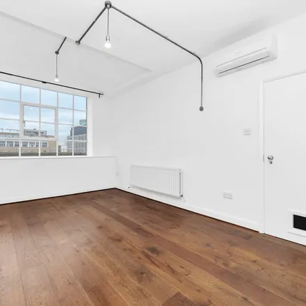 Rent this 3 bed apartment on New Inn Street in London, EC2A 3PY