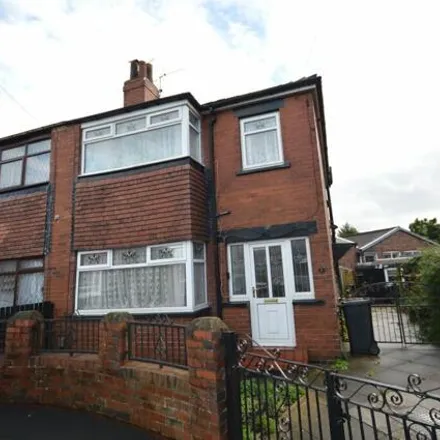 Buy this 3 bed duplex on Chatswood Drive in Leeds, LS11 7AH