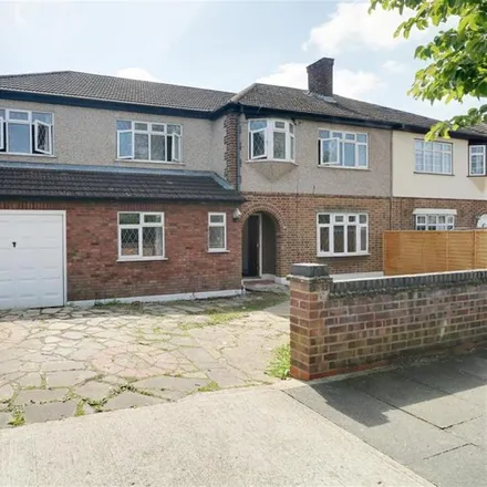 Rent this 5 bed duplex on Moray Way in London, RM1 4YL