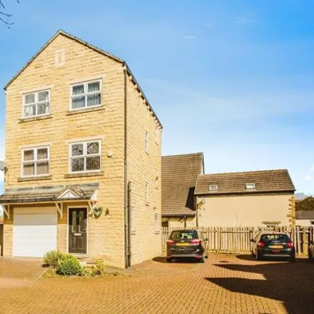 Buy this 4 bed house on Lees Head Court in Kirkheaton, HD5 9RS