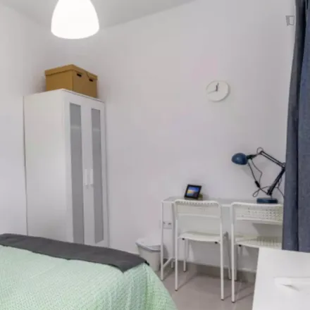 Rent this 4 bed room on Carrer de Just Vilar in 22, 46011 Valencia