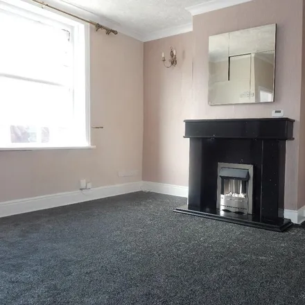 Rent this 3 bed townhouse on Mortimer Avenue in Birstall, WF17 8BX
