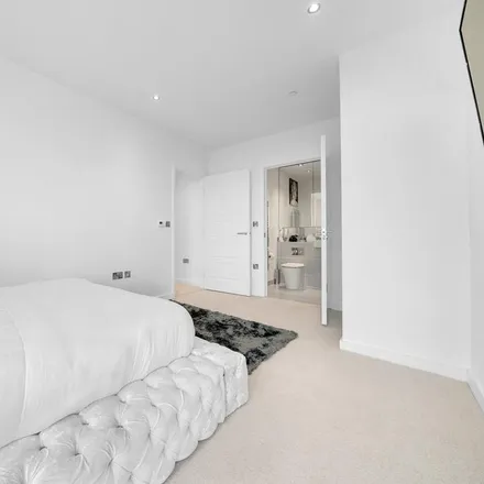 Image 1 - George Court, 3 Shackleton Way, London, E16 2XL, United Kingdom - Apartment for rent