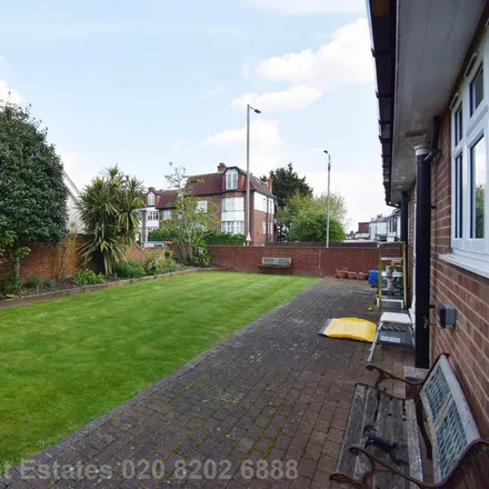 Image 2 - Queens Way, London, NW4 2TN, United Kingdom - House for rent