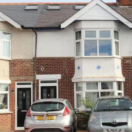Rent this 5 bed duplex on M.A. News & Halal Meat Centre in Cricket Road, Oxford