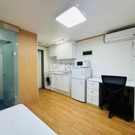 Rent this studio apartment on 서울특별시 도봉구 쌍문동 435-1