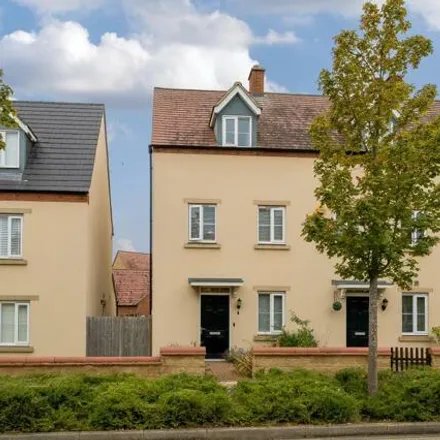 Buy this 3 bed townhouse on 166 Whitelands Way in Chesterton, OX26 1EG