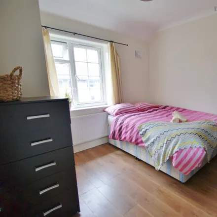 Rent this 5 bed room on 18 Bentworth Road in London, W12 7AA