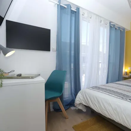 Rent this 2 bed room on 45 Rue Félix Ménétrier in 44300 Nantes, France