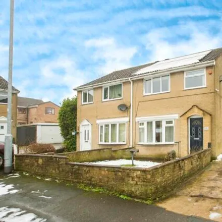 Buy this 3 bed duplex on Oakdale Close in Halifax, HX3 5QE