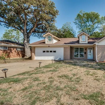 Buy this 3 bed house on Lamar Middle School in 219 Crandall Road, Irving