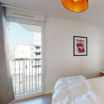 Rent this 4 bed room on 18 Avenue Marcel Dassault in 33300 Bordeaux, France