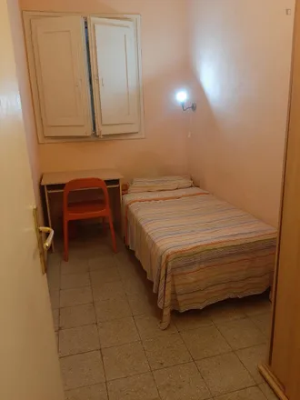 Rent this 3 bed room on Carrer de Rocafort in 45, 08015 Barcelona