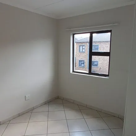 Rent this 2 bed apartment on Ruhamah Drive in Helderkruin, Roodepoort