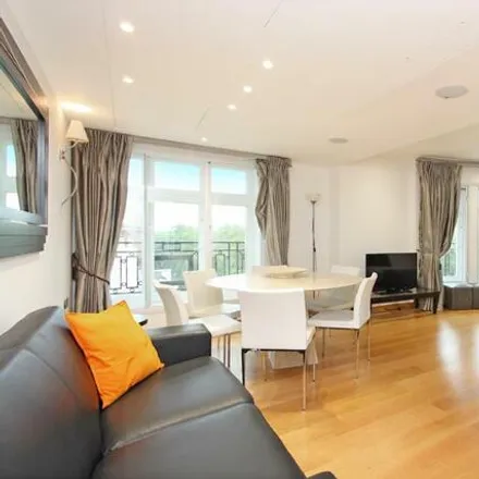 Rent this 3 bed room on 68 North Row in London, W1K 6WD