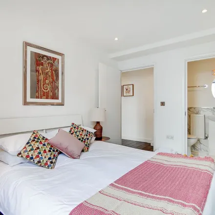 Rent this 3 bed apartment on Mandarin Wharf in Regent's Canal towpath, De Beauvoir Town