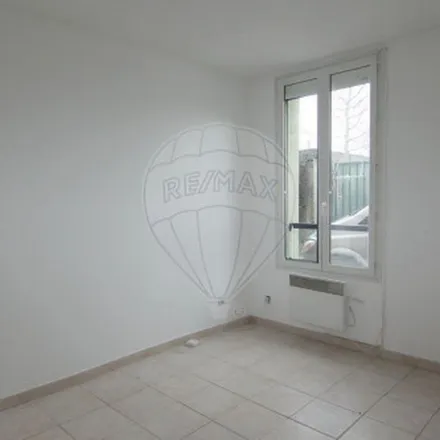 Rent this 3 bed apartment on 21 Avenue Gabriel Péri in 95100 Argenteuil, France