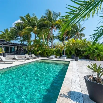 Image 1 - 970 South Shore Drive, Isle of Normandy, Miami Beach, FL 33141, USA - House for sale