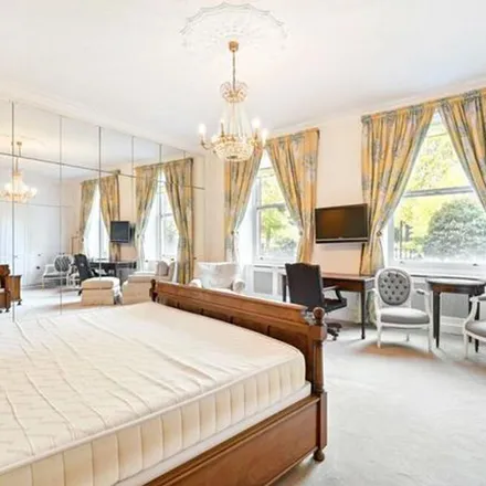 Rent this 5 bed apartment on Wellington Court in 116 Knightsbridge, London