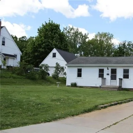 Buy this 3 bed house on 1253 Memorial Drive Southeast in Cedar Rapids, IA 52403