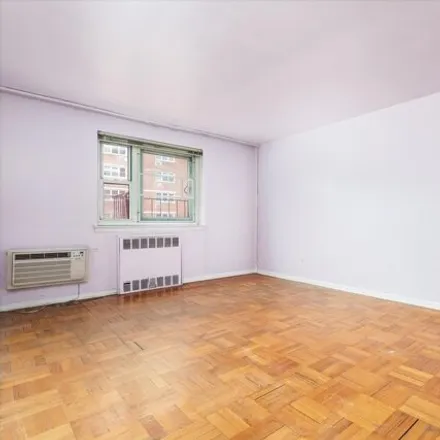 Image 7 - 88-12 151st Avenue, New York, NY 11414, USA - Apartment for sale