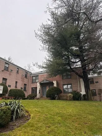 Image 2 - 29 West Mill Drive, University Gardens, North Hempstead, NY 11021, USA - Apartment for sale