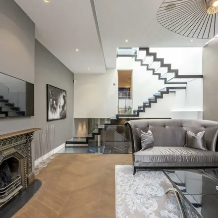Rent this 4 bed apartment on 21 Prince's Mews in London, W2 4LQ