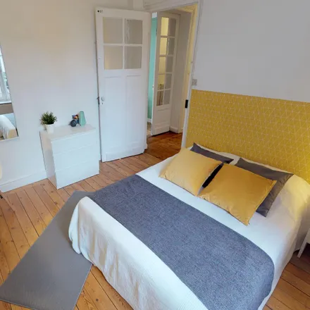 Rent this 4 bed room on 48 Rue de la Vignette in 59046 Lille, France