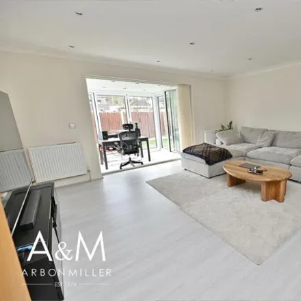 Image 4 - Purley Close, London, IG5 0TP, United Kingdom - House for sale