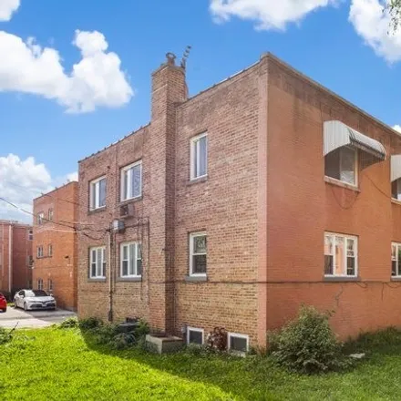 Rent this 3 bed condo on 2428-2430 West Berwyn Avenue in Chicago, IL 60625