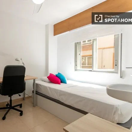 Rent this 5 bed room on Capuccino in Avinguda del Port, 46023 Valencia